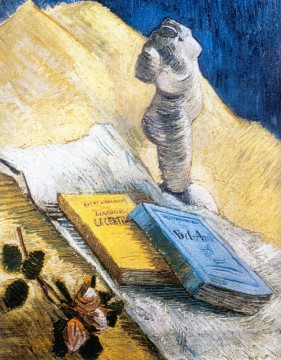印象派の静物画 Painting - 石膏像のある静物 バラと 2 冊の小説 フィンセント・ファン・ゴッホ